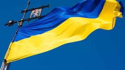Разорвал и растоптал ногами: на Волыни 19-летний парень изуродовал флаг Украины
