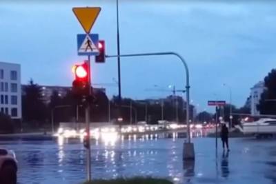 Повреждены десятки домов и затоплены улицы: на Варшаву обрушился ураган