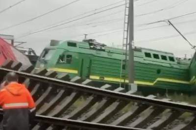 Более 30 вагонов грузовых поездов сошли с рельсов в Забайкальском крае
