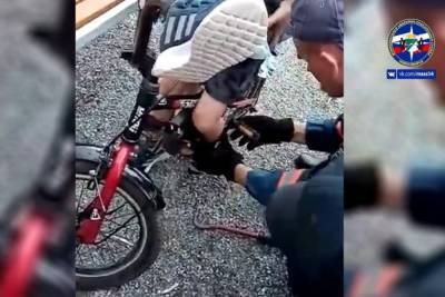 В Новосибирске спасатели освободили застрявшего в велосипеде ребенка