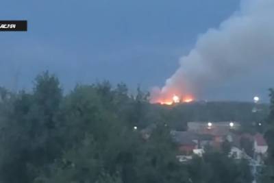 Пожар на мусорном полигоне тушат уже несколько часов в Ленинском районе Новосибирска