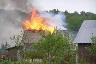 В Ивановской области загоревшийся садовый домик тушили 13 человек