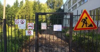 В Калининграде из-за ремонта тротуара пешеходам приходится идти в обход школы №33