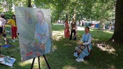 Портреты литовцев в народных костюмах создали в Смоленске при участии Союза художников РФ