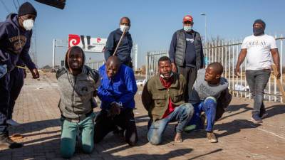Пробка из грабителей: в ЮАР выносят из магазинов газировку и матрасы