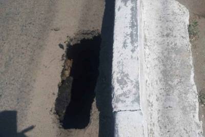 Машина провалилась колесом под асфальт в центре Читы, яму планируют устранить 17 июля