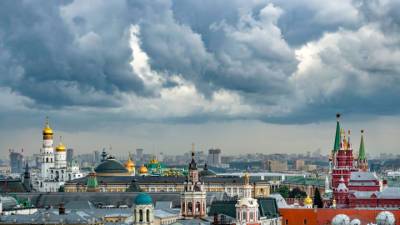 На Москву надвигается гроза, ливень и град