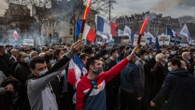 План Макрона вызвал самые крупные протесты во Франции с начала пандемии