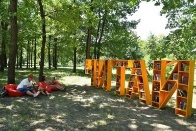 В парках Белгорода сделали зоны для буккроссинга