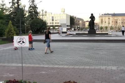 На Соборной площади белгородцам запретили кататься возле памятников и драмтеатра
