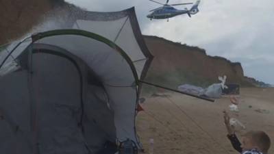 Ребенок едва не погиб, в момент когда вертолет олигарха приземлился у пляжа под Одессой (ФОТО и ВИДЕО)