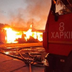 На складе древесины в Харькове произошел пожар. Фото