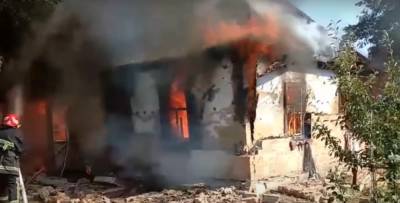 Жилой дом взорвался под Черкассами, видео с места: из-под завалов достали человеческое тело