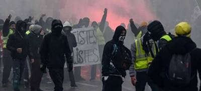 Во Франции восстали против COVID-сертификатов, полиция применила гранаты и слезоточивый газ