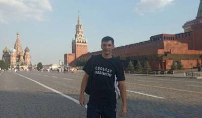 Суд арестовал москвича на 10 суток за прогулку в футболке "Свободу Навальному"