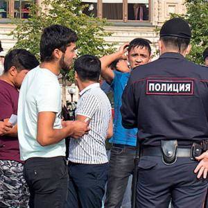 Мигранты делят Москву и плюют в русских
