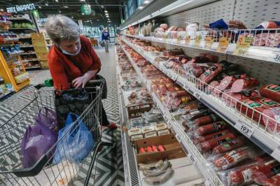 Стало известно, сколько россияне тратят на продукты питания