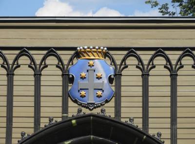 На главные ворота Монрепо вернулся герб баронов Николаи