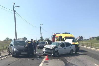 Под Волгоградом в ДТП с двумя легковушками пострадали трое человек