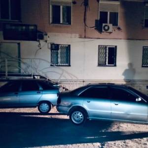 В Запорожье пьяный водитель «Ауди» врезался в припаркованный автомобиль. Фото