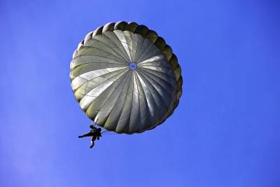Укладку парашютов впервые отработали молодые солдаты псковской дивизии