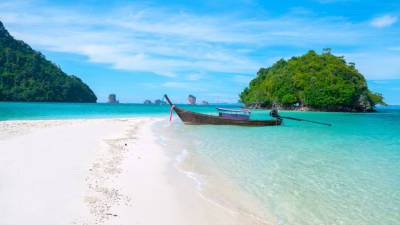 Три острова Таиланда начали принимать вакцинированных туристов