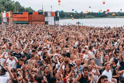 В Нидерландах тысяча человек заразилась коронавирусом на фестивале Verknipt