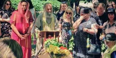 В Никополе похоронили 15-летнюю Настю Карнаух, которую убил ровесник месяц назад