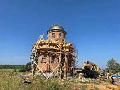 На Київщині у відроджуваному Межигірському монастирі УПЦ встановили купол