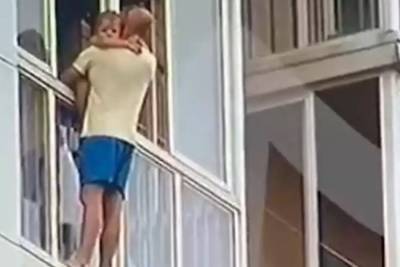 Суд арестовал Терентьева, стоявшего на карнизе балкона с сыном