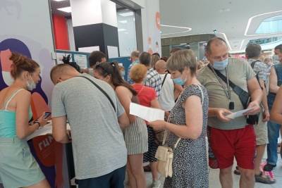 Искусственные очереди и хаотичная организация: петербуржцы жалуются на пункт вакцинации в «Охта Молле»