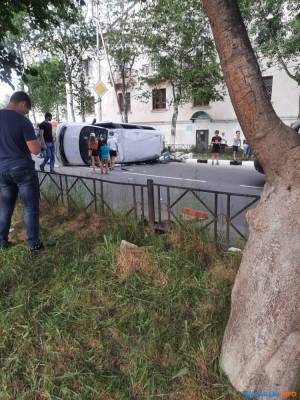 Микроавтобус завалился на бок после аварии в Охе
