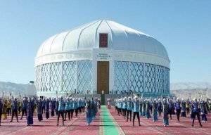Аркадаг открыл гигантскую Белую юрту в Балканабате