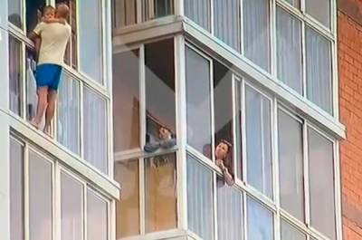 Угрожавший прыгнуть вместе с сыном с балкона житель Иркутска арестован