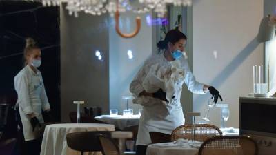 Ресторанам Москвы рекомендовали закрыть летние веранды из-за грозы