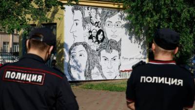Полиция сняла плакат с убитыми журналистами и правозащитниками с будки в Санкт-Петербурге