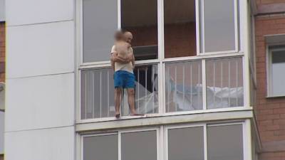 Угрожавшего сбросить сына с балкона жителя Иркутска взяли под стражу