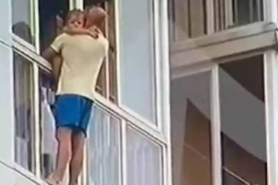 Грозившийся выбросить сына с балкона житель Иркутска заявил, что любит ребенка