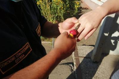 Спасатели помогли белгородке снять застрявшее на пальце кольцо