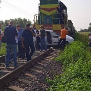 Во Львовской области поезд протаранил автомобиль: погибла водитель. Фото