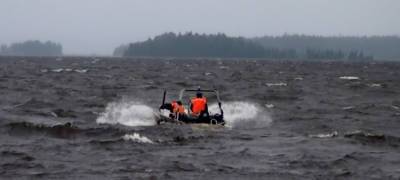 Спасатели Карелии достали из озера пьяного мужчину, специально заплывшего далеко от берега