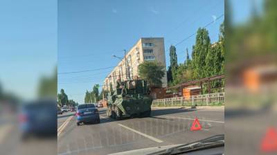 В Воронеже посреди дороги сломался бронетранспортёр