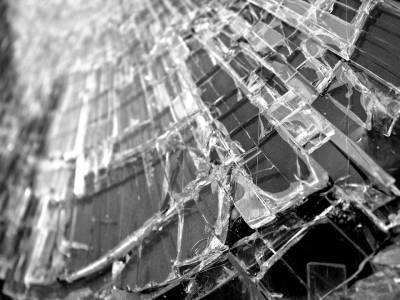 Житель Красноярского края разбил головой девушки стекло чужой машины