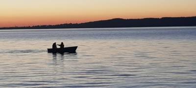 Компания на моторной лодке налетела на камни на озере в Карелии