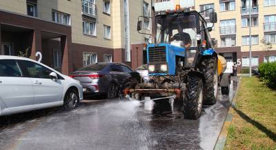 В Красногорске на дорогах и тротуарах продолжают аэрацию воздуха