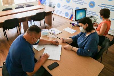 Единороссы подают в ТИК документы для участия в выборах депутатов регионального парламента