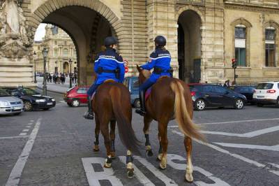 Новые ограничения спровоцировали прививочный бум и протесты во Франции