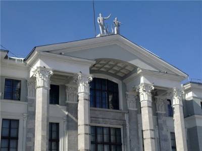 С крыши ДК Солдатова демонтировали скульптуры
