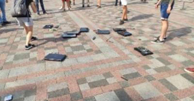 IT-ФОПы под Радой в знак протеста разбили компьютеры (ВИДЕО)