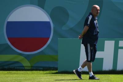 Экс-тренер сборной России Черчесов отказался от неустойки при досрочном разрыве контракта